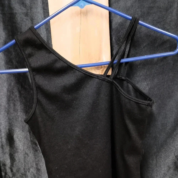 SHEIN Black Asymmetrical Crop Top - Picture 3 of 3